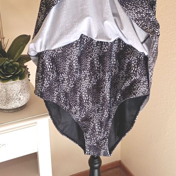 NWT. Simply Fit Black and White Empire Swim Dress - Picture 4 of 12